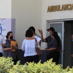 Familiares esperan informes de pacientes en el Hospital Central, en ciudad Juárez, Chihuahua (México). EFE/ Luis Torres