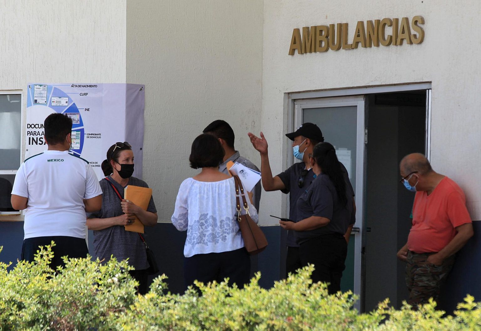 Familiares esperan informes de pacientes en el Hospital Central, en ciudad Juárez, Chihuahua (México). EFE/ Luis Torres