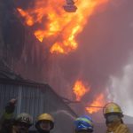 Fotografía de archivo de bomberos que intentan sofocar un incendio. EFE/GERARDO PÉREZ