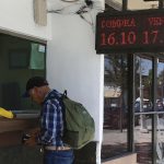 Una persona acude a una casa de cambio el 19 de julio de 2023 en la fronteriza Ciudad Juárez, Chihuahua (México). EFE/Luis Torres.