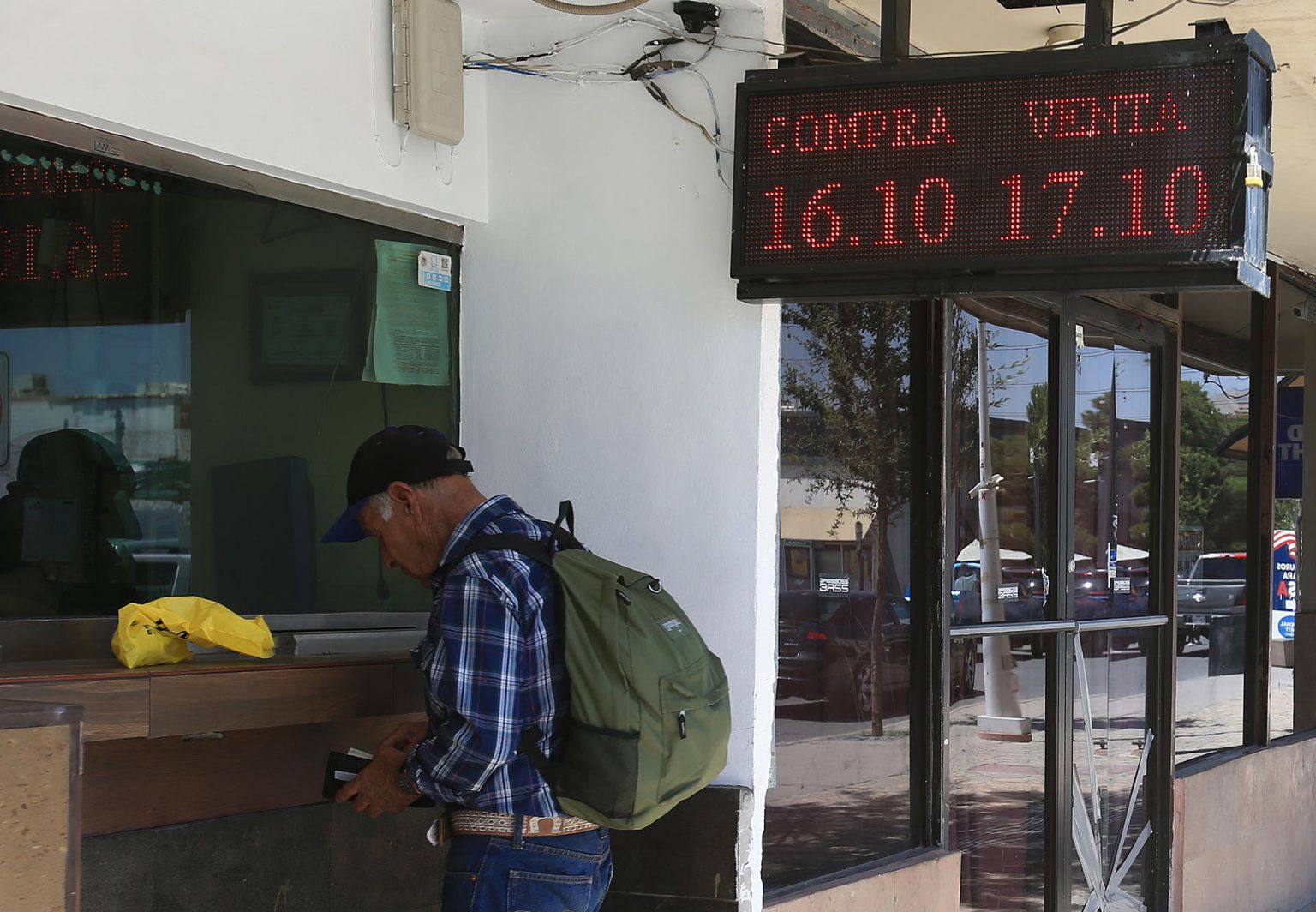 Una persona acude a una casa de cambio el 19 de julio de 2023 en la fronteriza Ciudad Juárez, Chihuahua (México). EFE/Luis Torres.