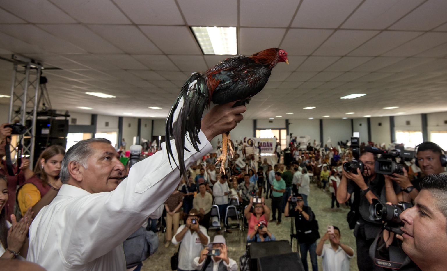 El aspirante a la candidatura presidencial por el oficialista Movimiento Regeneración Nacional (Morena), Adán Augusto López participa en un acto ante simpatizantes hoy, en el municipio de Escobedo, Nuevo León(México). EFE/Miguel Sierra