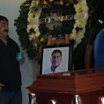 Familiares y amigos acuden al funeral del exregidor del Partido de la Revolución Democrática (PRD) Oscar Garibay hoy, en la ciudad de Chilpancingo, estado de Guerrero (México). EFE/José Luis de la Cruz