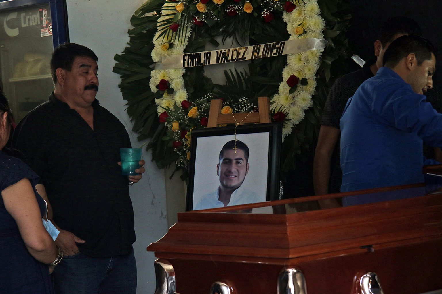 Familiares y amigos acuden al funeral del exregidor del Partido de la Revolución Democrática (PRD) Oscar Garibay hoy, en la ciudad de Chilpancingo, estado de Guerrero (México). EFE/José Luis de la Cruz