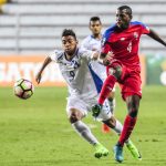 Fotografía de archivo en la que se registró al defensa panameño Cesar Blackman (d), durante un partido con la selección de fútbol de su país, en el estadio Ricardo Saprissa, en Tibas (Costa Rica). EFE/Alexander Otárola