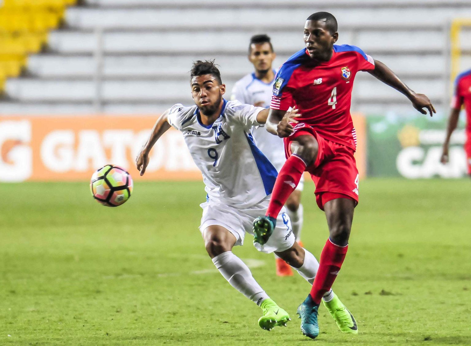 Fotografía de archivo en la que se registró al defensa panameño Cesar Blackman (d), durante un partido con la selección de fútbol de su país, en el estadio Ricardo Saprissa, en Tibas (Costa Rica). EFE/Alexander Otárola