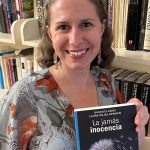 Fotografía de archivo personal cedida donde aparece la escritora estadounidense Laura Rojas Herman mientras posa con un ejemplar de la novela "La jamás inocencia", escrita conjuntamente con el escritor mexicano Gustavo Sainz y que acaba de publicar la floridana Editorial La Pereza. EFE/ Archivo Personal Álbum Laura Rojas SÓLO USO EDITORIAL/SÓLO DISPONIBLE PARA ILUSTRAR LA NOTICIA QUE ACOMPAÑA (CRÉDITO OBLIGATORIO)