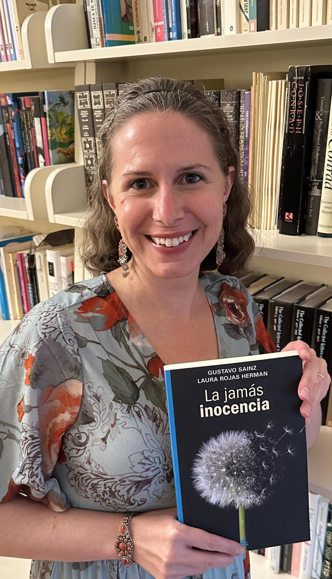 Fotografía de archivo personal cedida donde aparece la escritora estadounidense Laura Rojas Herman mientras posa con un ejemplar de la novela "La jamás inocencia", escrita conjuntamente con el escritor mexicano Gustavo Sainz y que acaba de publicar la floridana Editorial La Pereza. EFE/ Archivo Personal Álbum Laura Rojas SÓLO USO EDITORIAL/SÓLO DISPONIBLE PARA ILUSTRAR LA NOTICIA QUE ACOMPAÑA (CRÉDITO OBLIGATORIO)