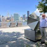 El artista español Manuel Ferreiro Badía posa durante una entrevista con EFE junto a su escultura titulada "Compostela, a Fractal Study of a shell" hoy en el Hunters Point South Park en Queens, Nueva York. EFE/Nora Quintanilla