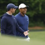 El estadounidense Tiger Woods y el norirlandés Rory McIlroy, en una fotografía de archivo. EFE/John G. Mabanglo