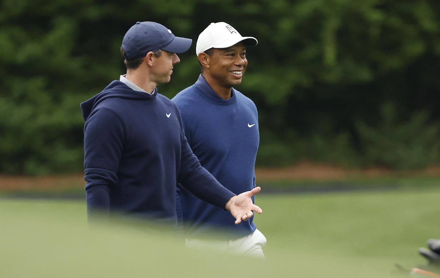 El estadounidense Tiger Woods y el norirlandés Rory McIlroy, en una fotografía de archivo. EFE/John G. Mabanglo