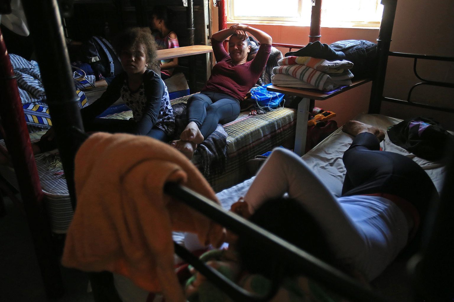 Migrantes permanecen en el albergue Casa del Migrante, el 8 de julio de 2023, en Ciudad Juárez (México). EFE/Luis Torres