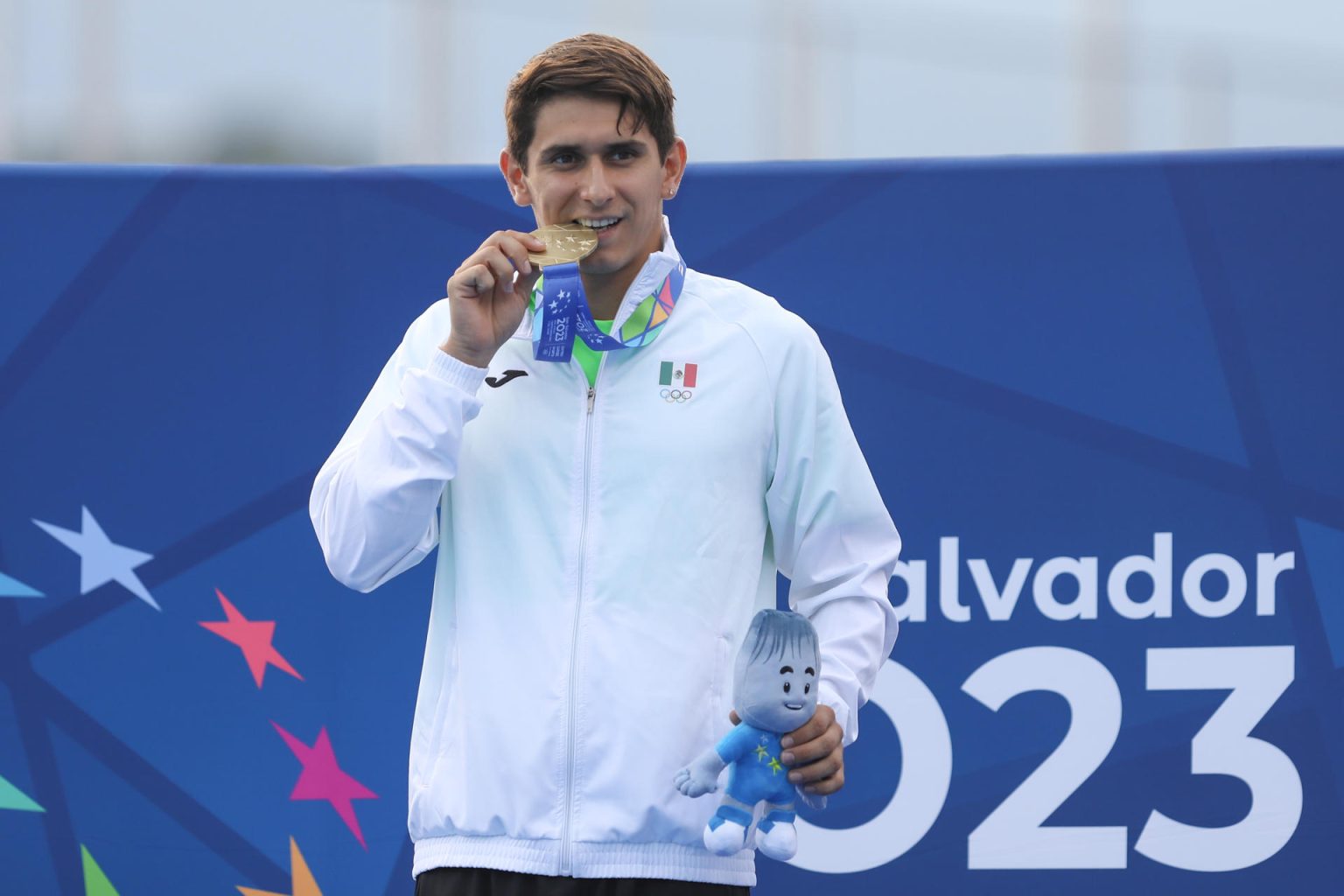 El saltador mexicano Diego Balleza fue registrado este domingo, 3 de julio, al posar con la medalla de oro de la prueba masculina de salto de plataforma 10 m de los Juegos Centroamericanos y del Caribe, en San Salvador (El Salvador). Balleza y su compatriota Vivivana del Ángel se impusieron en la prueba de plataforma sincronizada mixta del certamen. EFE/Miguel Lemus