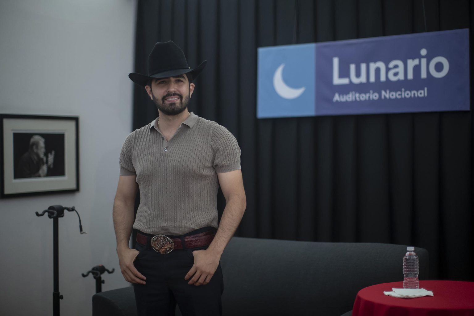 El cantautor mexicano Joss Favela, posa durante una conferencia de prensa en el Lunario del Auditorio hoy, en la Ciudad de México (México). EFE/Isaac Esquivel