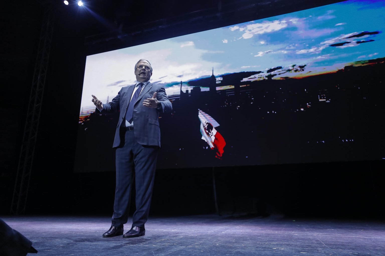 El excanciller mexicano y aspirante a candidato presidencial por el Movimiento de Regeneración Nacional (MORENA) Marcelo Ebrard, habla durante la presentación de su propuesta de seguridad "Plan Angel" hoy, en la Ciudad de México (México). EFE/Isaac Esquivel