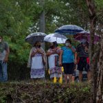 Según el Servicio Meteorológico Nacional (SMN) de México, habrá lluvias intensas en Jalisco, Colima y Michoacán, así como lluvias muy fuertes en Chiapas, Estado de México, Guerrero, Nayarit, Oaxaca y Veracruz. En la imagen un registro de archivo de varias personas al resguardarse de la lluvia en las calles de Mérida (estado de Yucatán, México). EFE/Cuauhtémoc Moreno