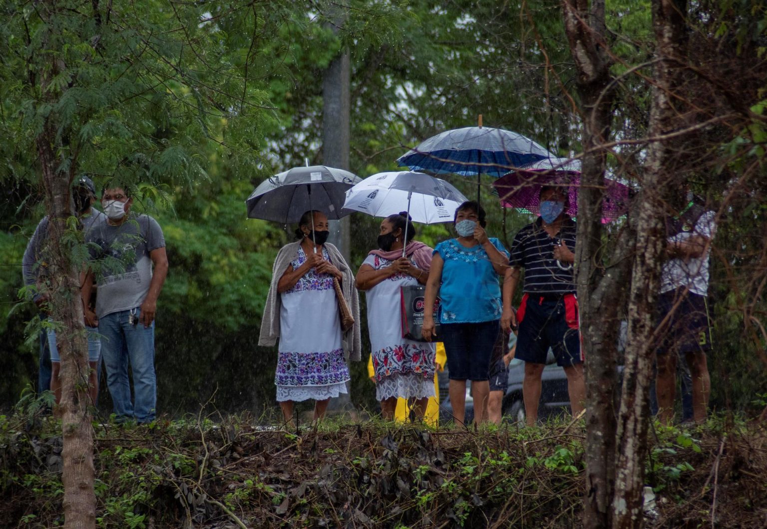 Según el Servicio Meteorológico Nacional (SMN) de México, habrá lluvias intensas en Jalisco, Colima y Michoacán, así como lluvias muy fuertes en Chiapas, Estado de México, Guerrero, Nayarit, Oaxaca y Veracruz. En la imagen un registro de archivo de varias personas al resguardarse de la lluvia en las calles de Mérida (estado de Yucatán, México). EFE/Cuauhtémoc Moreno