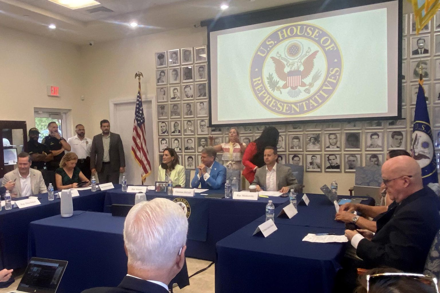 Miembros del Comité de Asuntos Exteriores del Congreso de EEUU asisten hoy, a una mesa redonda celebrada en la sede del Museo de la Brigada de Asalto 2506 en Miami, Florida (EEUU). EFE/ Lorenzo Castro