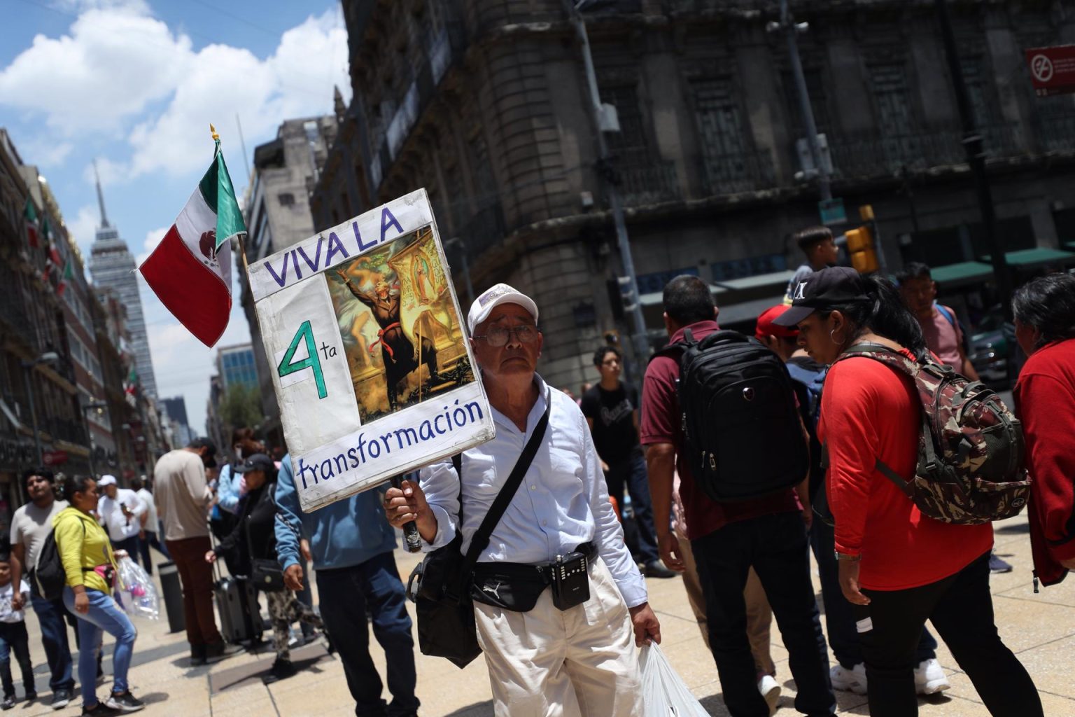 Simpatizantes del presidente de México, Andrés Manuel López Obrador, se manifiestan a favor el mandatario hoy, en Ciudad de México (México). EFE/Sáshenka Gutiérrez