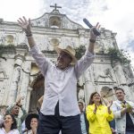 El candidato progresista del partido Movimiento Semilla, Bernardo Arévalo, celebra un mitin con sus seguidores hoy en el municipio de Santa María de Jesús (Guatemala). EFE/Esteban Biba