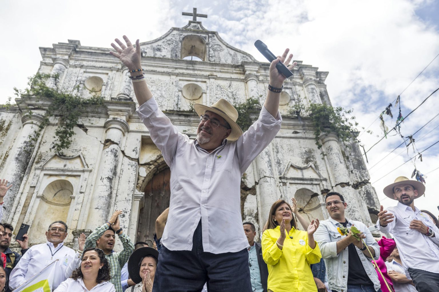 El candidato progresista del partido Movimiento Semilla, Bernardo Arévalo, celebra un mitin con sus seguidores hoy en el municipio de Santa María de Jesús (Guatemala). EFE/Esteban Biba