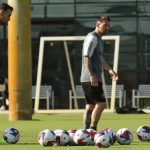 El jugador argentino Lionel Messi (d) y el español Sergio Busquets participan de su primer entrenamiento con el Inter Miami. EFE/Marlon Pacheco