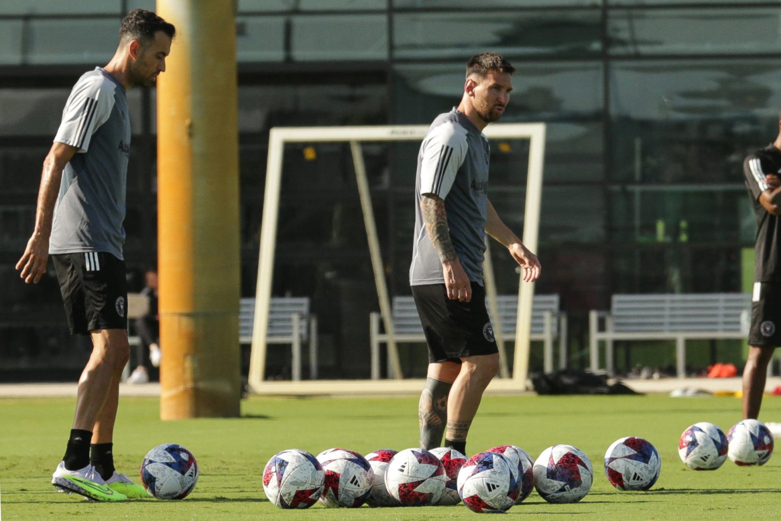 El jugador argentino Lionel Messi (d) y el español Sergio Busquets participan de su primer entrenamiento con el Inter Miami. EFE/Marlon Pacheco