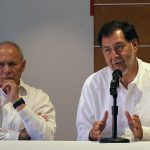 El precandidato presidencial por el Partido del Trabajo (PT) Gerardo Fernández Noroña (d) habla durante una conferencia de prensa en la ciudad fronteriza de Tijuana (México). EFE/Joebeth Terríquez