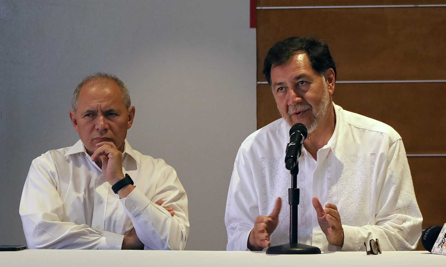 El precandidato presidencial por el Partido del Trabajo (PT) Gerardo Fernández Noroña (d) habla durante una conferencia de prensa en la ciudad fronteriza de Tijuana (México). EFE/Joebeth Terríquez