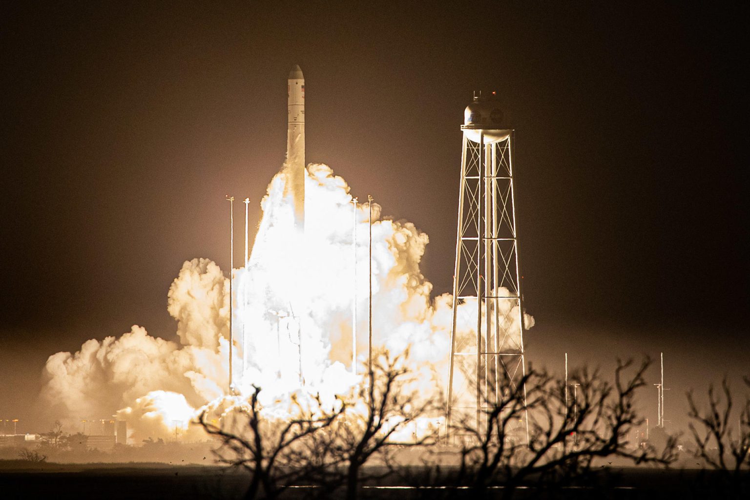 Fotografía del 7 de noviembre de 2022 cedida por la NASA donde se muestra un cohete Northrop Grumman Antares, con la nave espacial Cygnus instalada en la parte superior, mientras despega desde la plataforma 0A del puerto espacial regional del Atlántico Medio, en la instalación de vuelo Wallops de la NASA en Wallops Island, Virginia (EE. UU). EFE/Terry Zaperach/NASA /SOLO USO EDITORIAL /NO VENTAS /SOLO DISPONIBLE PARA ILUSTRAR LA NOTICIA QUE ACOMPAÑA /CRÉDITO OBLIGATORIO