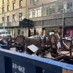 Fotografía de archivo donde se muestra unas sillas tiradas en un contenedor de basura puesto en una calle en el Upper West Side, un barrio del distrito de Manhattan en Nueva York. EFE/Sarah Yáñez-Richards