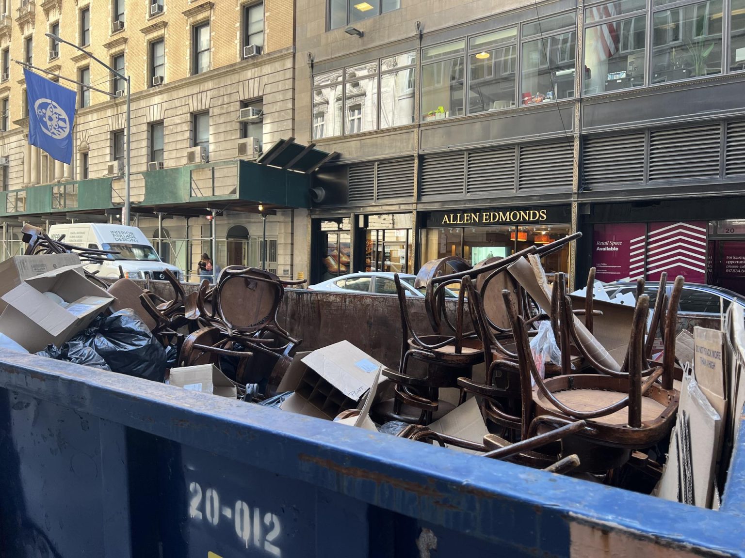 Fotografía de archivo donde se muestra unas sillas tiradas en un contenedor de basura puesto en una calle en el Upper West Side, un barrio del distrito de Manhattan en Nueva York. EFE/Sarah Yáñez-Richards