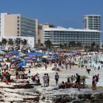 Fotografía de archivo fechada el 8 de abril de 2023 de personas en una playa de Cancún (México). EFE/Alonso Cupul