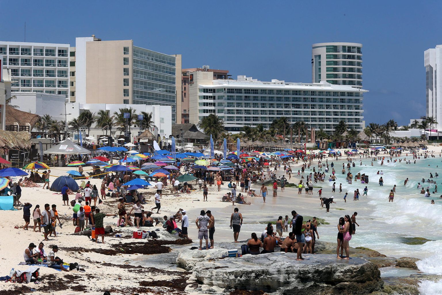 Fotografía de archivo fechada el 8 de abril de 2023 de personas en una playa de Cancún (México). EFE/Alonso Cupul