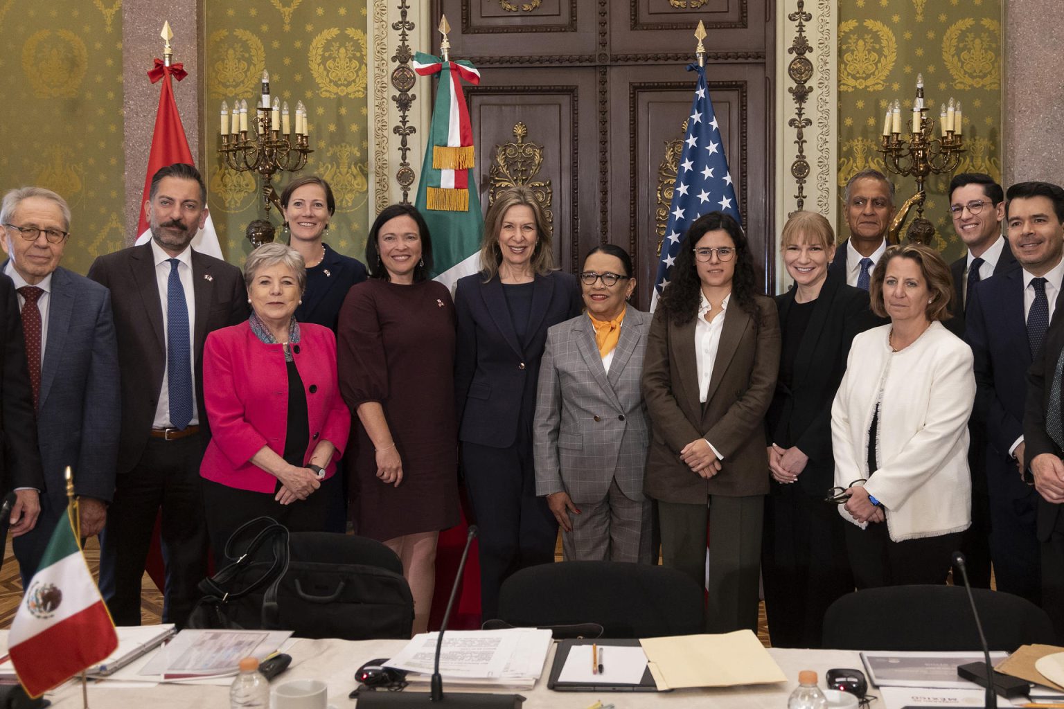 Fotografía cedida hoy por la presidencia de México de la titular de la Secretaria de Seguridad Ciudadana, Rosa Icela Rodríguez (c), la asesora de Seguridad Nacional de la Casa Blanca, Elizabeth Sherwood-Randall (6-i), la canciller mexicana, Alicia Bárcena (3-i) y la secretaria de Gobernación, Luisa María Alcalde (6-d) posan al término de una reunión en el Palacio Nacional de Ciudad de México (México). EFE/Presidencia de México/SOLO USO EDITORIAL/SOLO DISPONIBLE PARA ILUSTRAR LA NOTICIA QUE ACOMPAÑA (CRÉDITO OBLIGATORIO)