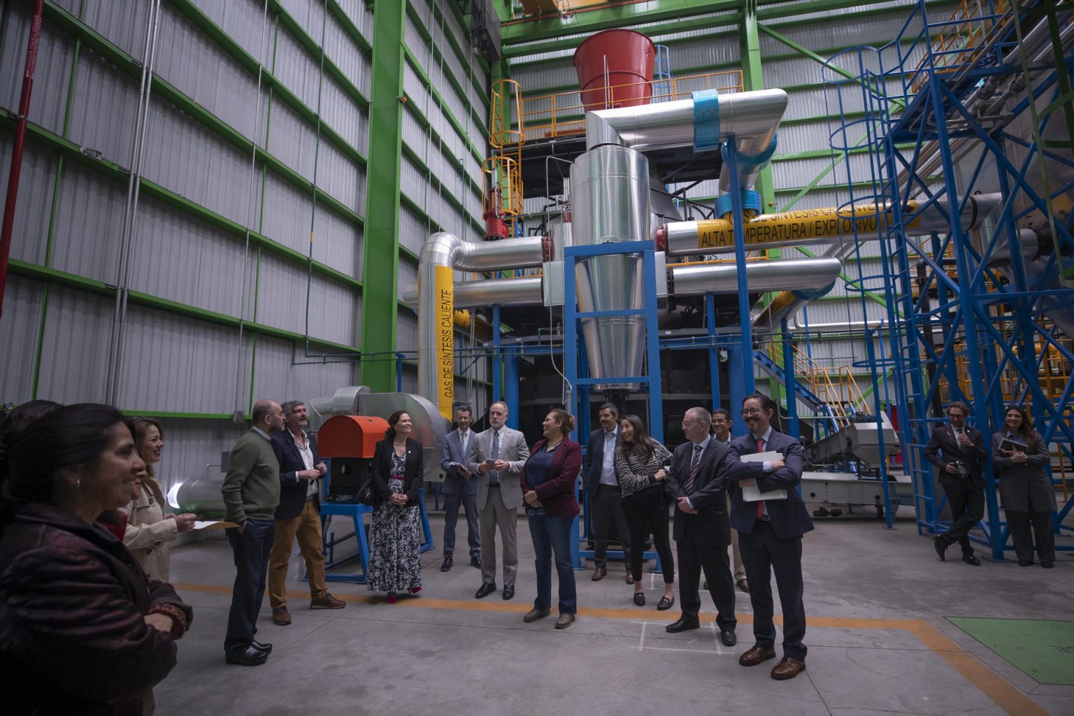 Funcionarios, empresarios y periodistas recorren hoy la Planta de Carbonización Hidrotermal en el Bordo Poniente, en Ciudad de México (México). EFE/Isaac Esquivel