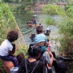 Migrantes cruzan el río Bravo para intentar ingresar a Estados Unidos en Matamoros (México). Imagen de archivo. EFE/Abrahan Pineda-Jacome