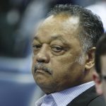 Fotografía de archivo fechada el 14 de febrero de 2018 que muestra al activista de derechos civiles y pastor Jesse Jackson, mientras asiste al partido de baloncesto de la NBA entre Oklahoma City Thunder y Memphis Grizzlies, en el FedEx Forum de Memphis, Tennessee (EE.UU.). EFE/Karen Pulfer Foch