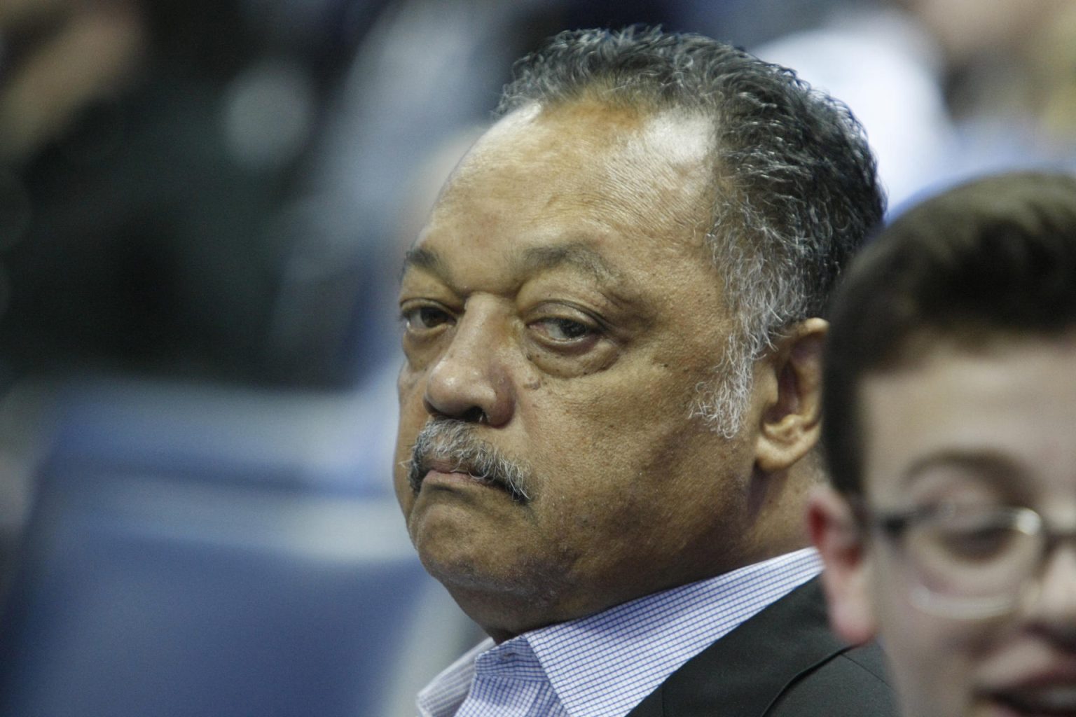 Fotografía de archivo fechada el 14 de febrero de 2018 que muestra al activista de derechos civiles y pastor Jesse Jackson, mientras asiste al partido de baloncesto de la NBA entre Oklahoma City Thunder y Memphis Grizzlies, en el FedEx Forum de Memphis, Tennessee (EE.UU.). EFE/Karen Pulfer Foch