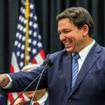 Fotografía de archivo del gobernador de Florida, Ron Desantis, habladurante una rueda de prensa en la universidad Miami Dade College (MDC), hoy en Miami, Florida (EE. UU). EFE/Giorgio Viera