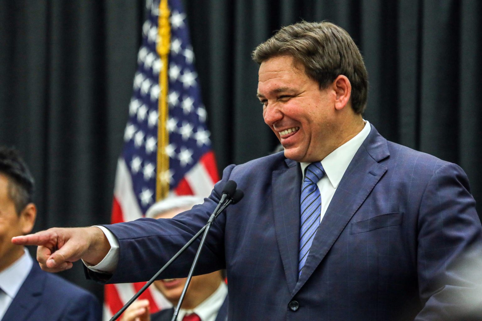 Fotografía de archivo del gobernador de Florida, Ron Desantis, habladurante una rueda de prensa en la universidad Miami Dade College (MDC), hoy en Miami, Florida (EE. UU). EFE/Giorgio Viera