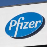 Imagen de archivo del logo de Pfizer. EFE/EPA/CLAUDIO PERI