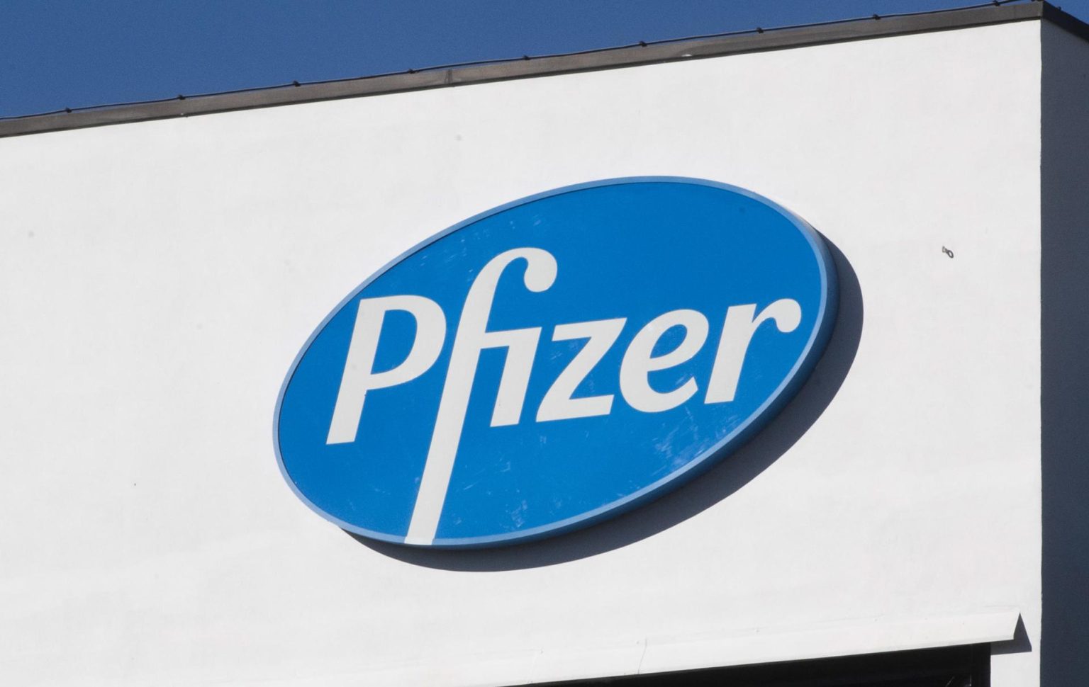 Imagen de archivo del logo de Pfizer. EFE/EPA/CLAUDIO PERI