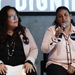 La representante de la Coalición de Comunidades de la Frontera Sur, Gabriela Rodríguez Clark (i) y Marisol García Alcántara, víctima de un ataque de la Patrulla Fronteriza en Arizona participan durante la presentación de la campaña "Empieza con Dignidad" hoy, en Ciudad de México (México). EFE/José Méndez