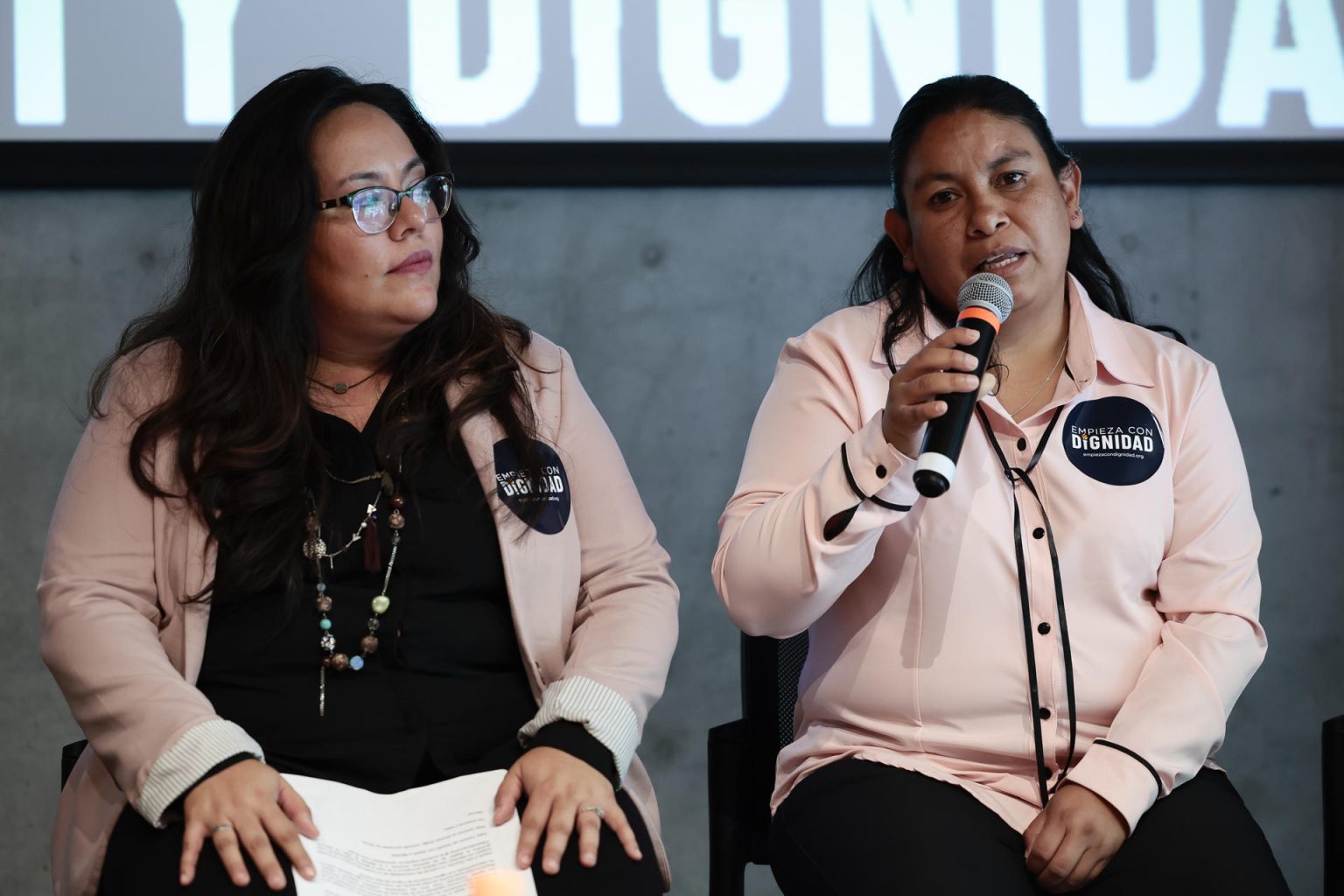 La representante de la Coalición de Comunidades de la Frontera Sur, Gabriela Rodríguez Clark (i) y Marisol García Alcántara, víctima de un ataque de la Patrulla Fronteriza en Arizona participan durante la presentación de la campaña "Empieza con Dignidad" hoy, en Ciudad de México (México). EFE/José Méndez