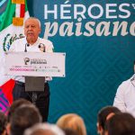 El comisionado del Instituto Nacional de Migración (INM), Francisco Garduño Yáñez (i) habla durante el banderazo del programa “Héroes Paisanos 2023” hoy, en San Cristobal de las Casas, Chiapas (México). EFE/Carlos López