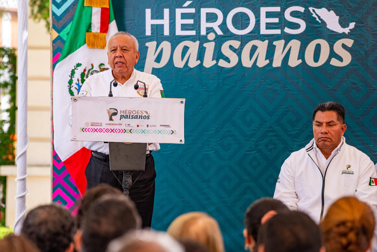 El comisionado del Instituto Nacional de Migración (INM), Francisco Garduño Yáñez (i) habla durante el banderazo del programa “Héroes Paisanos 2023” hoy, en San Cristobal de las Casas, Chiapas (México). EFE/Carlos López