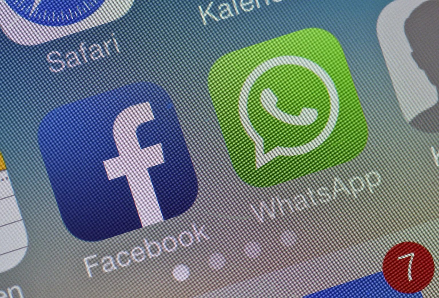 Los logotipos de Facebook y WhatsApp aparecen en la pantalla de un "smatphone". Imagen de archivo. EFE/Patrick Pleul