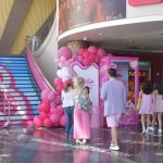 Fanáticos llegan a ver el filme Barbie el 20 de julio de 2023, en un cine de Los Ángeles (EE.UU.).  EFE/ Mónica Rubalcava