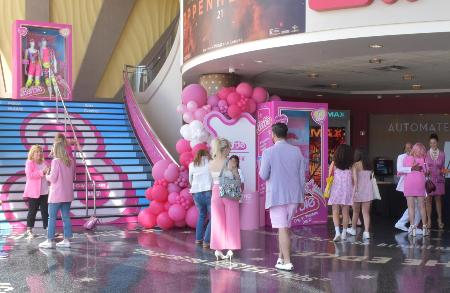 Fanáticos llegan a ver el filme Barbie el 20 de julio de 2023, en un cine de Los Ángeles (EE.UU.).  EFE/ Mónica Rubalcava